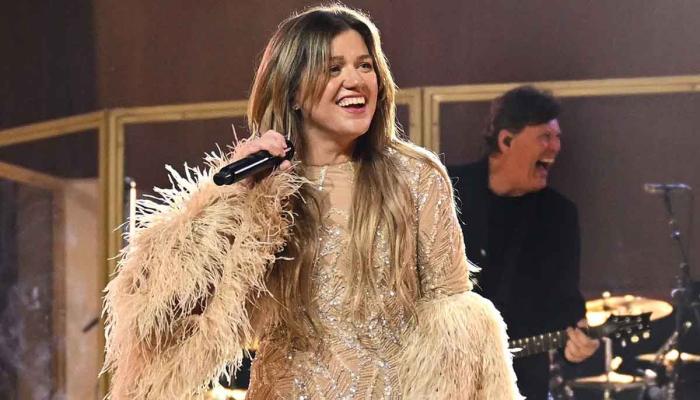 Kelly Clarkson debuts shocking haircut on ‘The Voice’: watch