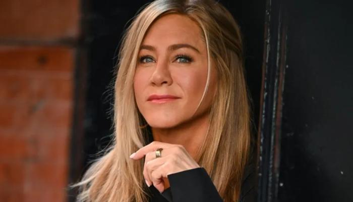 Jennifer Anistons messy purse moment turns into viral beauty tease