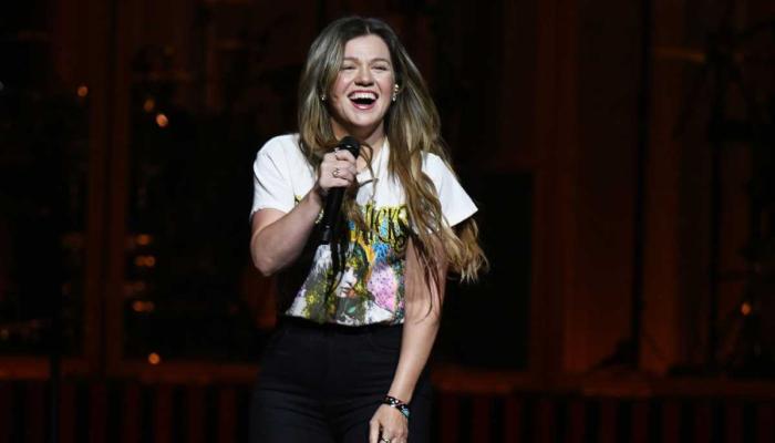 Kelly Clarkson stops in tracks after bandmate’s shocking move: ‘WTF’