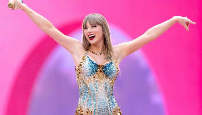 Taylor Swift shocks with new announcement