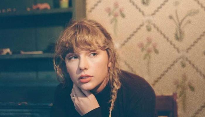 Taylor Swift gets overpowered by fans strange demands