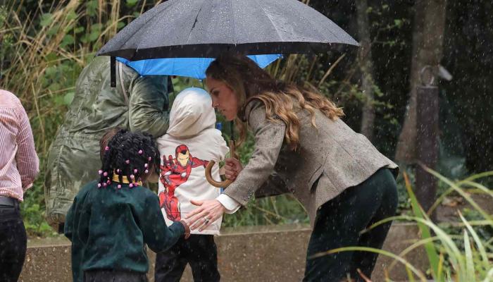 Kate Middleton protects schoolchildren in rain with sweet mum gesture