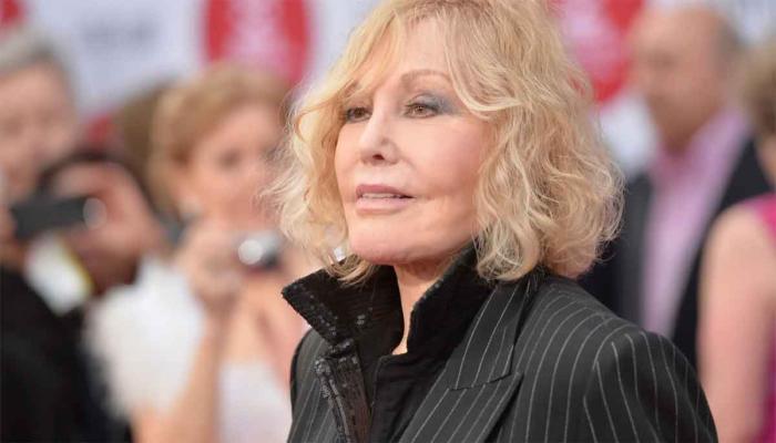 Kim Novak stuns with rare appearance to receive major award