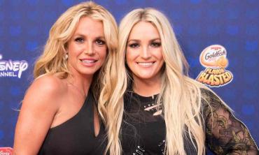 Britney Spears’ sister tears up at rare family photo