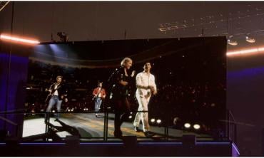 The Jonas Brothers brings out Christina Perri as special guest 