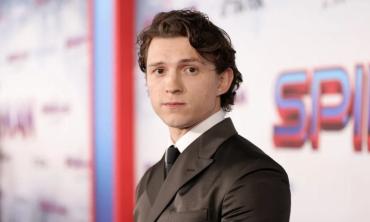 Tom Holland reassures fans following stunt injury