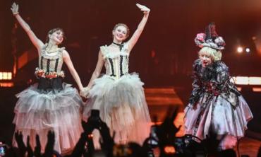 Lady Gaga performs ‘The Dead Dance’ with Emma Myers, Evie Templeton