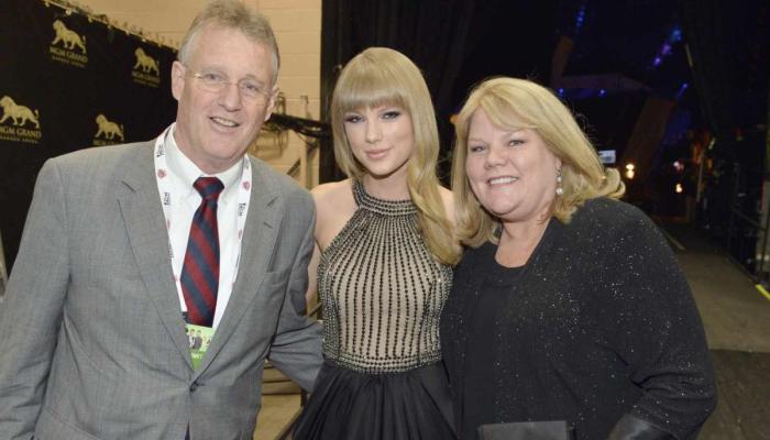 Taylor Swift dishes on how her family helped to get her masters back