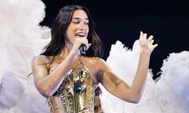 Dua Lipa updates fans on shoulder injury during US tour