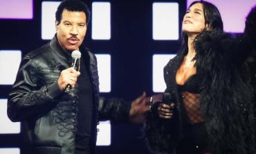 Dua Lipa shares stage with Lionel Richie for ‘All Night Long’ magic