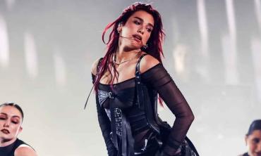 Dua Lipa gives visually stunning ‘One Kiss’ performance