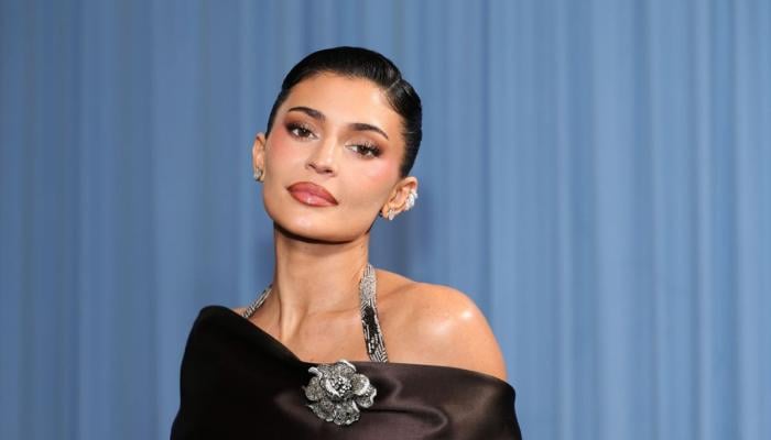 Kylie Jenner teases fans with KING KYLIE glimpse