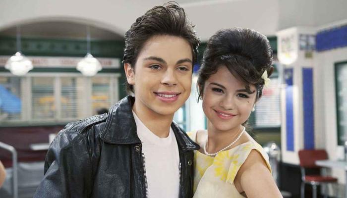 Selena Gomez leaks Jake T. Austin mobile number, takes down story later