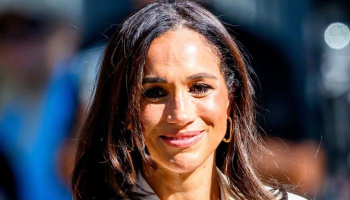 Meghan Markles strange way of greeting guests at home is raising eyebrows