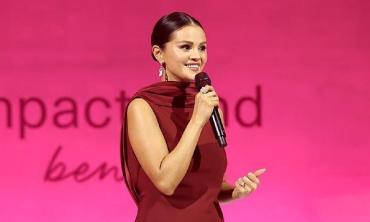 Selena Gomez does not lean on Benny Blanco during difficult times?