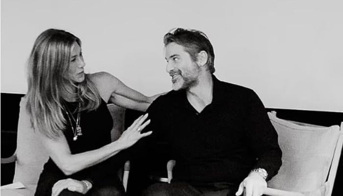 Jennifer Aniston, Jim Curtis make their relationship Instagram official