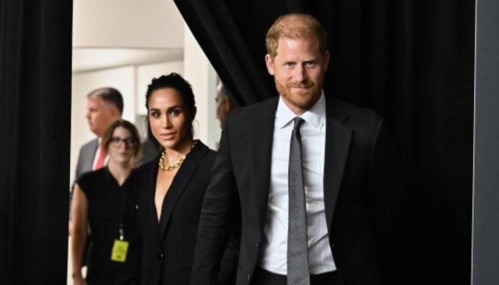 Prince Harry, Meghan Markle forced past paparazzi as Beyoncé rolls in like royalty