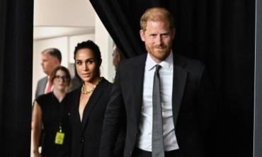 Prince Harry, Meghan Markle forced past paparazzi as Beyoncé rolls in like royalty