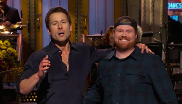 Glen Powell brings UPS driver to SNL to show he’s not lying