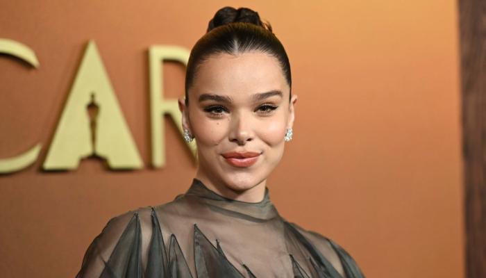 Hailee Steinfelds unique dress sparks pregnancy rumors