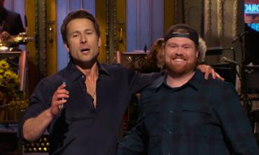 Glen Powell brings UPS driver to SNL to show he’s not lying