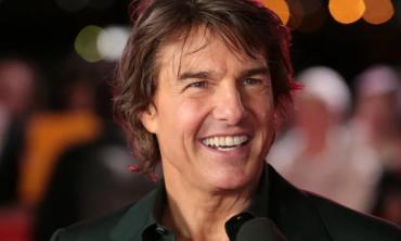 Tom Cruise sets floor ablaze with dance moves at award show