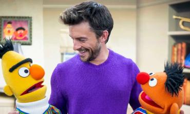 Jonathan Bailey throws ‘Wicked’ dance moves in ‘Sesame Street’