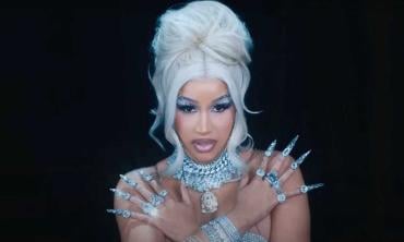 Cardi B turns umbilical cord into gold jewelry 