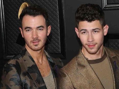 Nick, Kevin Jonas receive sympathy from a young fan