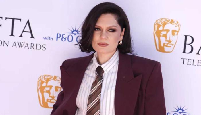 Jessie J breaks down on stage while singing about personal loss