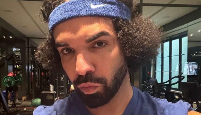 Drake gets trolled for signature pouty selfie