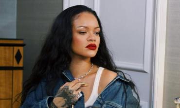 Rihanna claps back at fans asking about 'R9' delay?