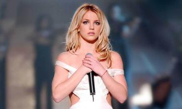 Britney Spears concerns her fans with yet another confession