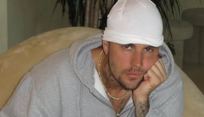 Justin Bieber sets trend by flipping off fans after losing followers