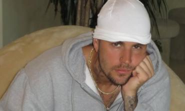 Justin Bieber sets trend by flipping off fans after losing followers