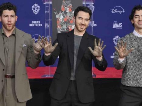 Joe Jonas thanks parents with heartfelt message at TCL Chinese Theater