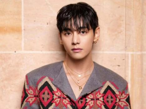 BTS’ V delights fans with cosy cover of ‘It’s Beginning to Look Like Christmas’