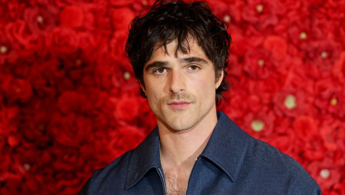 Jacob Elordi loses cool in reaction to I love You