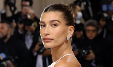 Hailey Bieber shares 'unreliable' ranking of beauty company