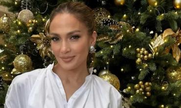 Jennifer Lopez sparks photo shop allegations with viral Christmas selfie