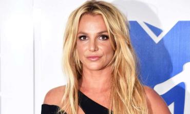 Britney Spears puts family feud on hold to celebrate Christmas with son 