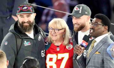Travis Kelce 'ignores' Jason Kelce, mother talk for hilarious reason