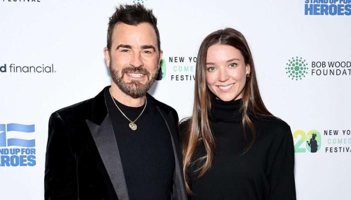 Justin Theroux praises pregnant wife amid baby countdown
