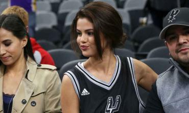 Selena Gomez celebrates Spurs victory in NBA match with iconic move