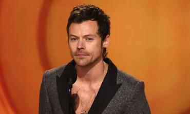 Harry Styles experiences an amusing on-stage mishap