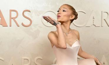 Ariana Grande leaves everyone in fits with shocking revelation during show