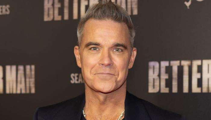 Robbie Williams surprises Sevilla by joining street busker