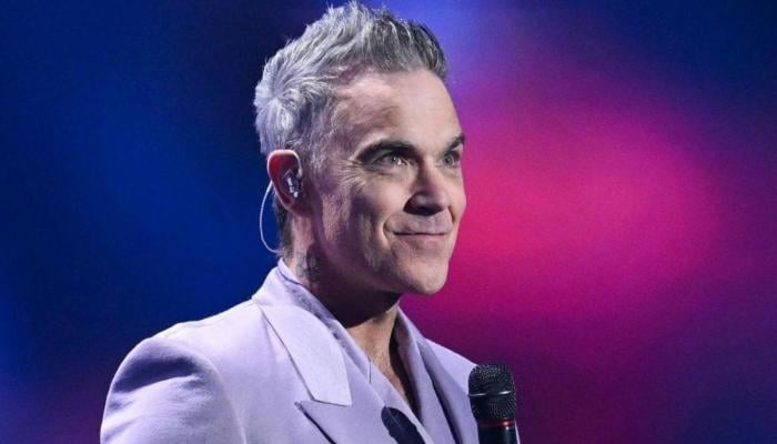 Robbie Williams embarrassing moment caught on cam during World Cup final