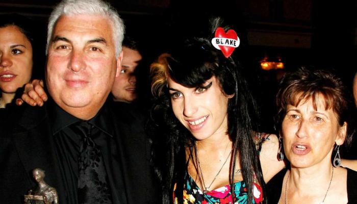Amy Winehouses parents pay emotional tribute at singers grave